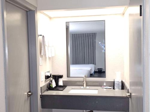 uma casa de banho com um lavatório e um espelho em SureStay by Best Western Victoria em Victoria