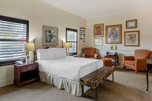Schlafzimmer mit einem Bett, einem Schreibtisch und einem Stuhl in der Unterkunft The Arlington Hotel - BW Signature Collection in Paris