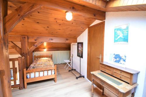 une chambre avec un lit et un bureau dans une pièce dans l'établissement Pley - Seignosse agréable villa landaise dans secteur calme et résidentiel sur vaste jardin clos, à Seignosse