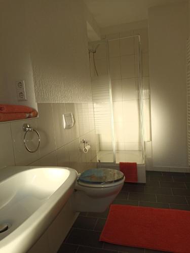 e bagno con servizi igienici, lavandino e vasca. di Zimmer "Beere" a Lahr-Dinglingen