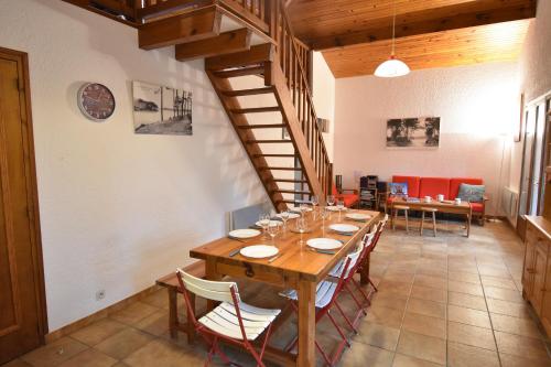 - une salle à manger avec une table et des verres à vin dans l'établissement Pley - Seignosse agréable villa landaise dans secteur calme et résidentiel sur vaste jardin clos, à Seignosse