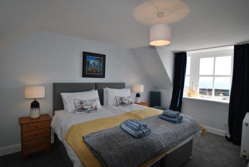 um quarto com uma cama com duas almofadas em Harbour House- home from home in Pittenweem em Pittenweem