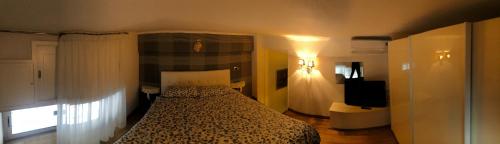ナポリにあるAppartament Naplesの窓付きの部屋にベッド付きのベッドルーム1室があります。