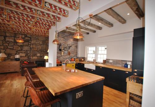 Dapur atau dapur kecil di Seaspray- harbourfront home in idyllic location