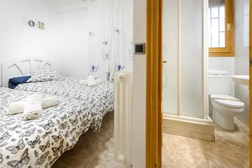 Un pat sau paturi într-o cameră la Casa Campanilla Jaca
