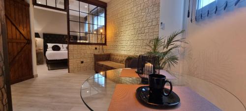 - un salon avec une table en verre et un canapé dans l'établissement Puerto Principe LOFT, à Santander