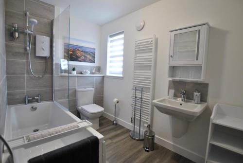 Koupelna v ubytování Maeyar-contemporary apartment in coastal village