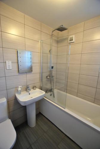a bathroom with a sink and a toilet and a tub at Calabeinn in Anstruther