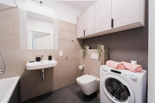 Koupelna v ubytování Apartament Hallera - 70m - 3 Pokoje - Winda - Garaż - Nowe Osiedle