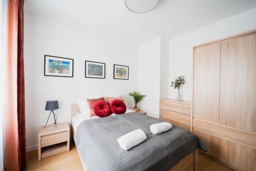 Postel nebo postele na pokoji v ubytování Apartament Hallera - 70m - 3 Pokoje - Winda - Garaż - Nowe Osiedle