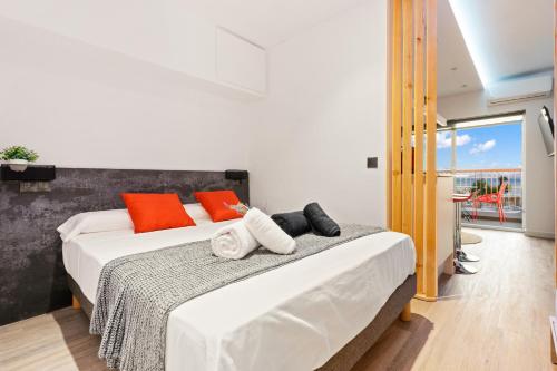 a bedroom with two beds with orange and white pillows at WELCS ESTUDIO 070 EMP frente al Mar in Empuriabrava
