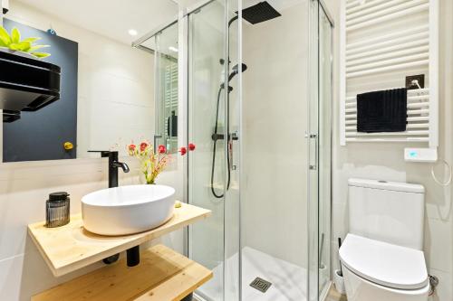 a bathroom with a sink and a shower at WELCS ESTUDIO 070 EMP frente al Mar in Empuriabrava