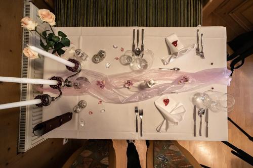 Una mesa blanca con un lavabo y flores encima. en Appartement-Hotel-Anlage Tannenpark, en Tanne