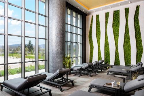 a waiting room with lounge chairs and windows at Kings' Valley Medical & Spa Hotel in Kazanlŭk
