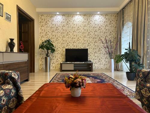 un soggiorno con divano e TV di Apartment in historical district of Tbilisi a Tbilisi City
