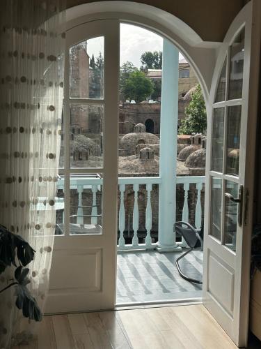 Χώρος καθιστικού στο Apartment in historical district of Tbilisi