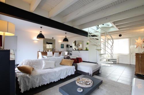 salon z białą kanapą i schodami w obiekcie Gure atherbia w mieście Pau