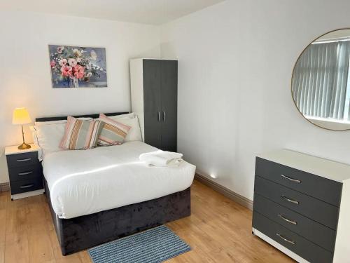 a small bedroom with a bed and a mirror at Birmingham City Centre Apartment room near China Town in Birmingham