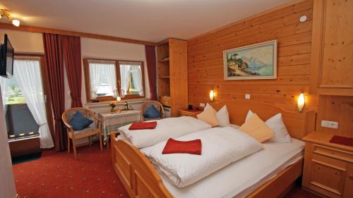 Un pat sau paturi într-o cameră la Alpenpanoramahotel Kohlhiasl-Höh