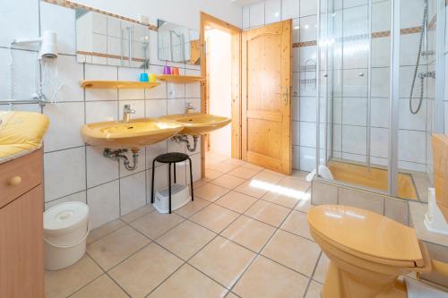 y baño con 2 lavabos, aseo y ducha. en Ferienhof Rüßmann en Lennestadt