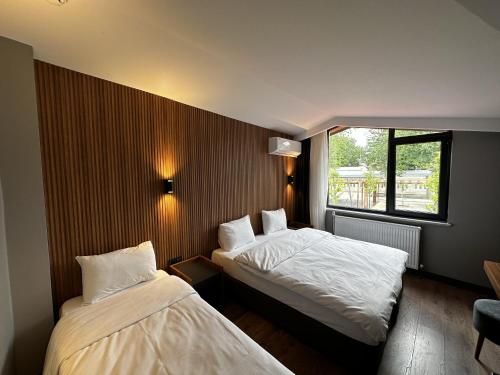 Habitación de hotel con 2 camas y ventana en Bademi Room en Edirne