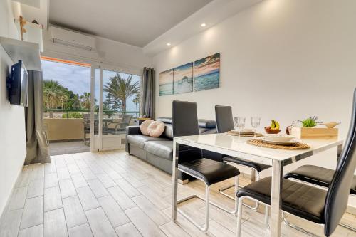 Modern apartment with stunning ocean and pool view