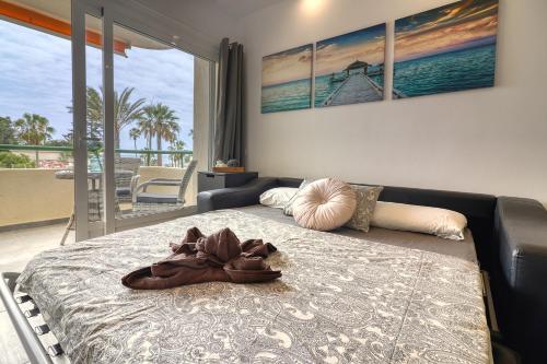 Modern apartment with stunning ocean and pool view