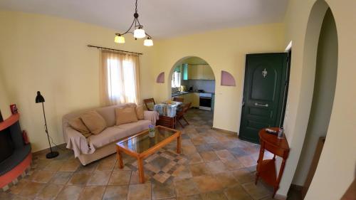 een woonkamer met een bank en een tafel bij Ze Di Ma House in Kýthira