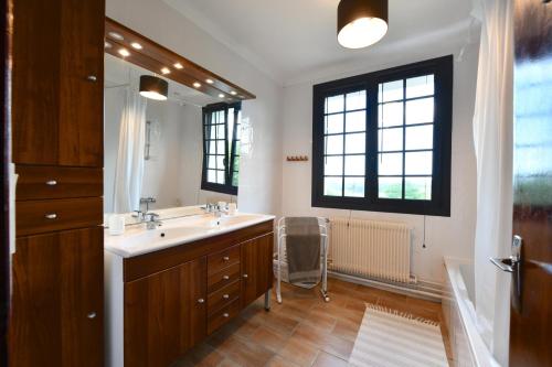 baño con lavabo y espejo grande en Bernet, en Labastide-Villefranche