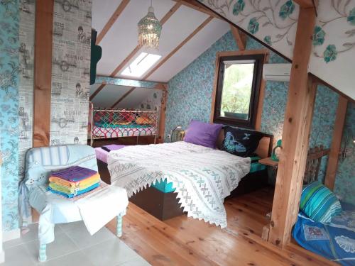 Schlafzimmer mit einem Bett und einem Kronleuchter in der Unterkunft Villa AdiArt in Arda
