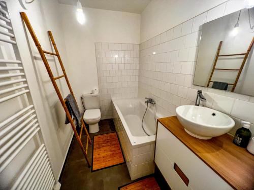 une salle de bain avec un lavabo, des toilettes et une baignoire dans l'établissement Gretta - Patio, Cosy, WiFi - Ajaccio, à Ajaccio