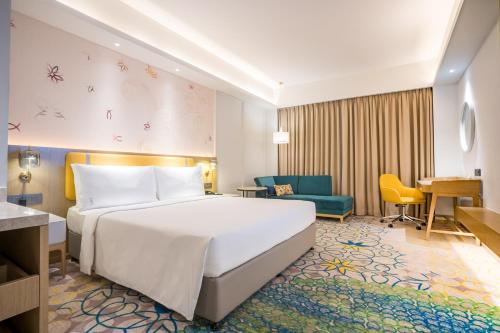 een hotelkamer met een bed en een bureau bij Holiday Inn Lucknow Airport, an IHG Hotel in Lucknow