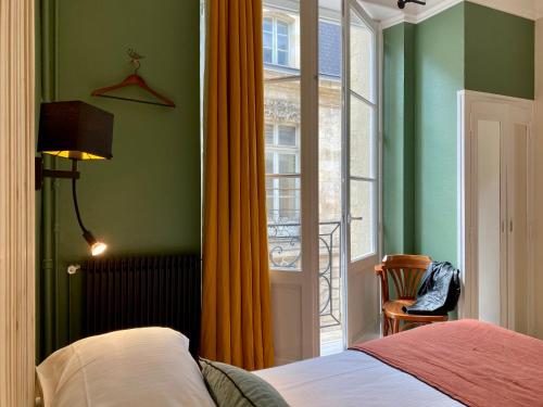 Un ou plusieurs lits dans un hébergement de l'établissement Hôtel Madame