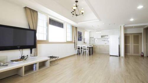 Η κουζίνα ή μικρή κουζίνα στο Tongyeong Bay Condo Hotel