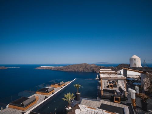 a view of the pool and the water at Galaxy Suites & Villas in Imerovigli