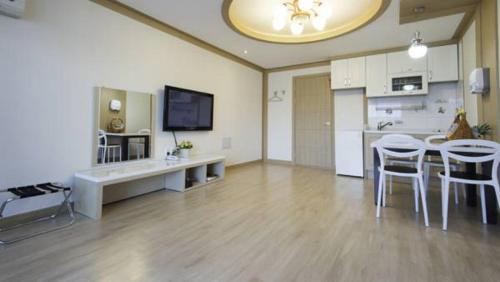 Η κουζίνα ή μικρή κουζίνα στο Tongyeong Bay Condo Hotel