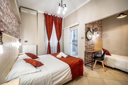 Pokój hotelowy z 2 łóżkami i lustrem w obiekcie HOTEL VENETO Centro Storico di Firenze we Florencji