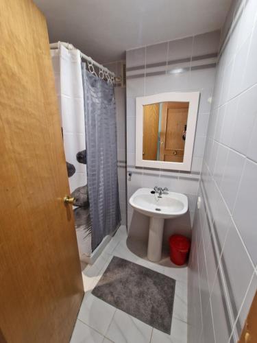 エンプリアブラバにあるEstudio Biarritz 618のバスルーム(洗面台、トイレ、鏡付)