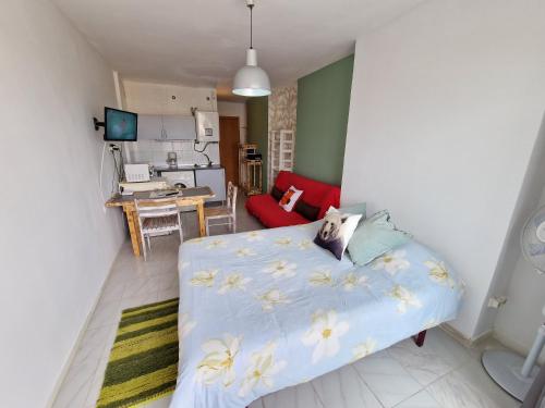 エンプリアブラバにあるEstudio Biarritz 618のベッドルーム1室(ベッド1台付)、リビングルームが備わります。