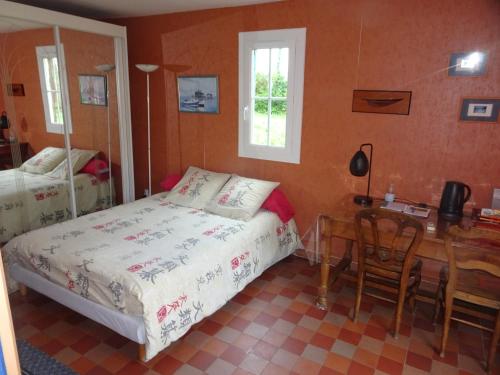een slaapkamer met een bed, een bureau en een tafel bij Le Clos Saint Léger in Anxtot