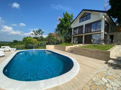 una gran piscina frente a una casa en Predivna kuća na Dunavu en Krčedin