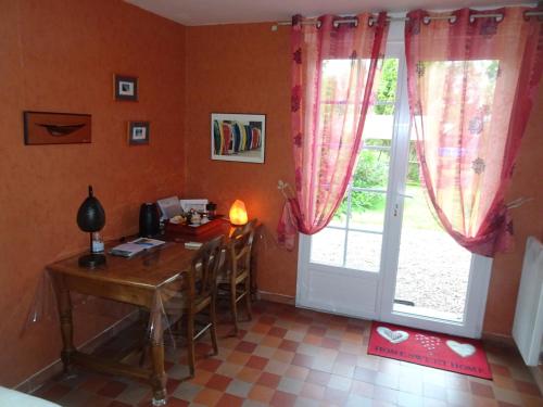 een kamer met een bureau, een tafel en een raam bij Le Clos Saint Léger in Anxtot