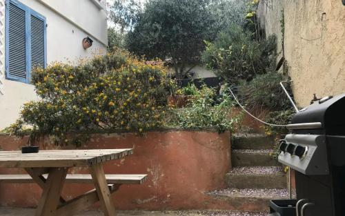 a picnic table in front of a garden with flowers at Appartement chaleureux et atypique avec jardin à Marseille by Weekome in Marseille