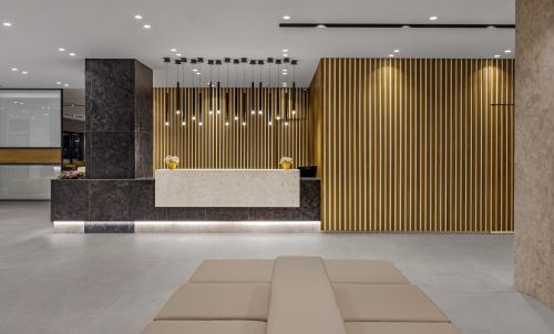 eine Lobby mit einer Rezeption in einem Gebäude in der Unterkunft Kos Divine Hotel & Suites in Kos-Stadt