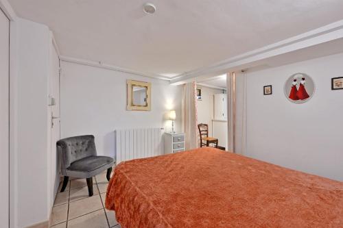 Appartement Chez Marie Thrse في لو بونتيه: غرفة نوم فيها سرير وكرسي