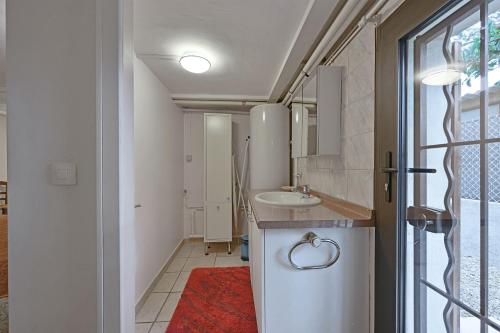 Appartement Chez Marie Thrse في لو بونتيه: حمام مع حوض ومرآة