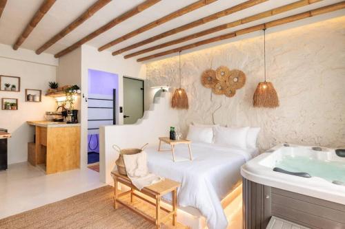 um quarto com uma cama e uma banheira em Unique Room-Jacuzzi and Balcony em Tessalônica