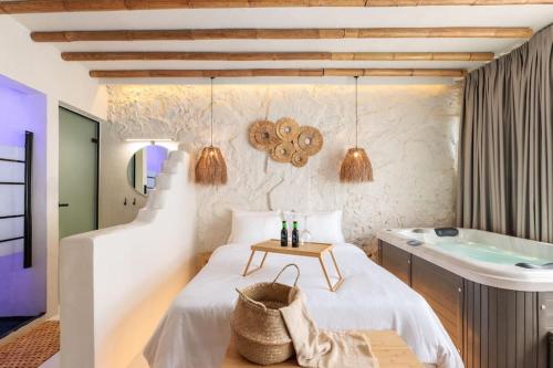 um quarto com uma cama e uma banheira em Unique Room-Jacuzzi and Balcony em Tessalônica