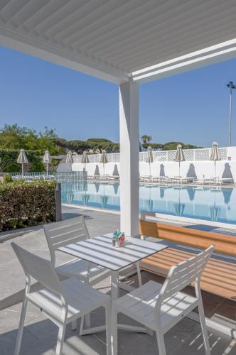 Kos Divine Hotel & Suitesの敷地内または近くにあるプール