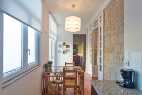 - une cuisine et une salle à manger avec une table et des chaises dans l'établissement Citybreak-apartments Bolhao, à Porto